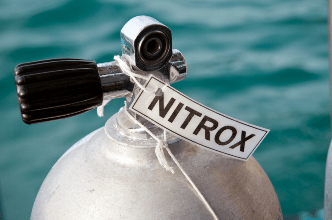 Étiquette « Nitrox » attachée à la valve d'une bouteille de plongée
