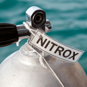 Étiquette « Nitrox » attachée à la valve d'une bouteille de plongée
